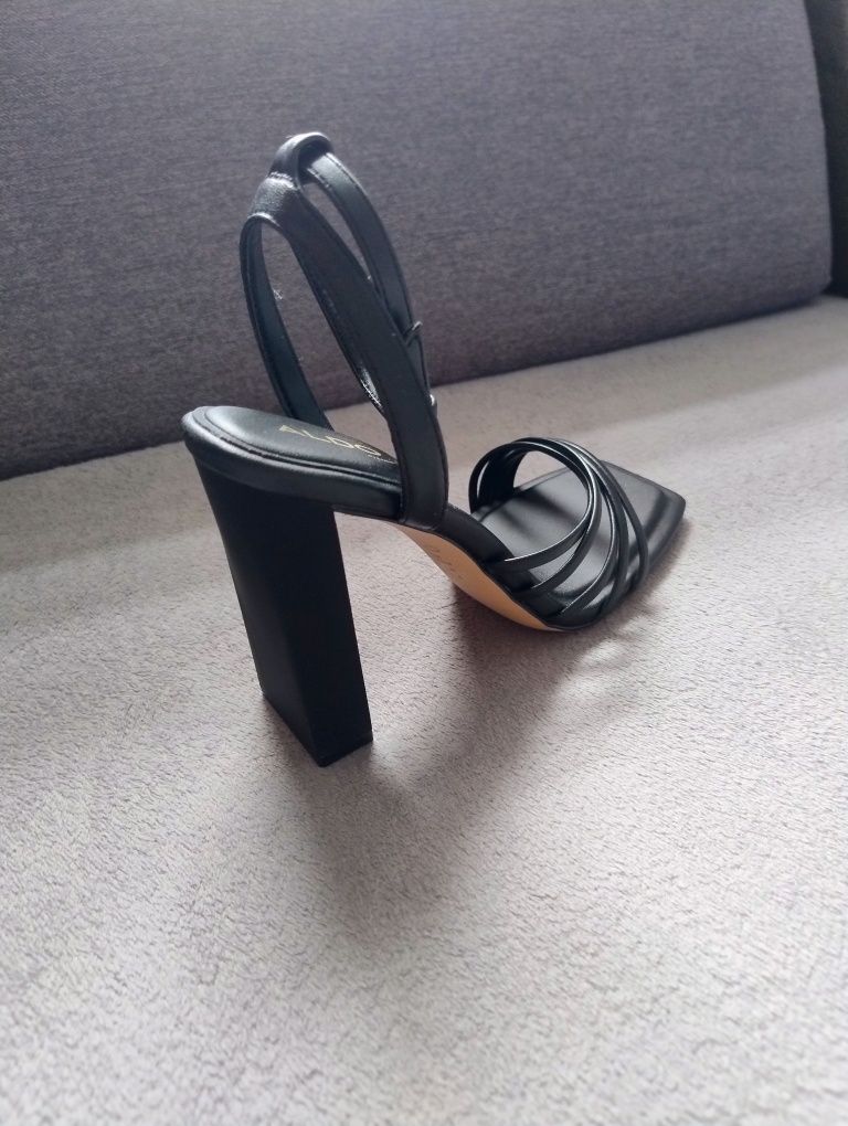 Sandały na obcasie Aldo