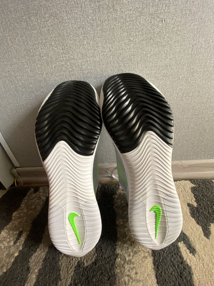 Топові бігові кросівки nike zoomx streakfly