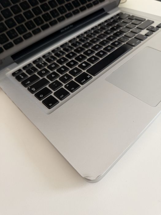 MacBook Pro 13” 2011 – SSD + carregador – só ligado à corrente