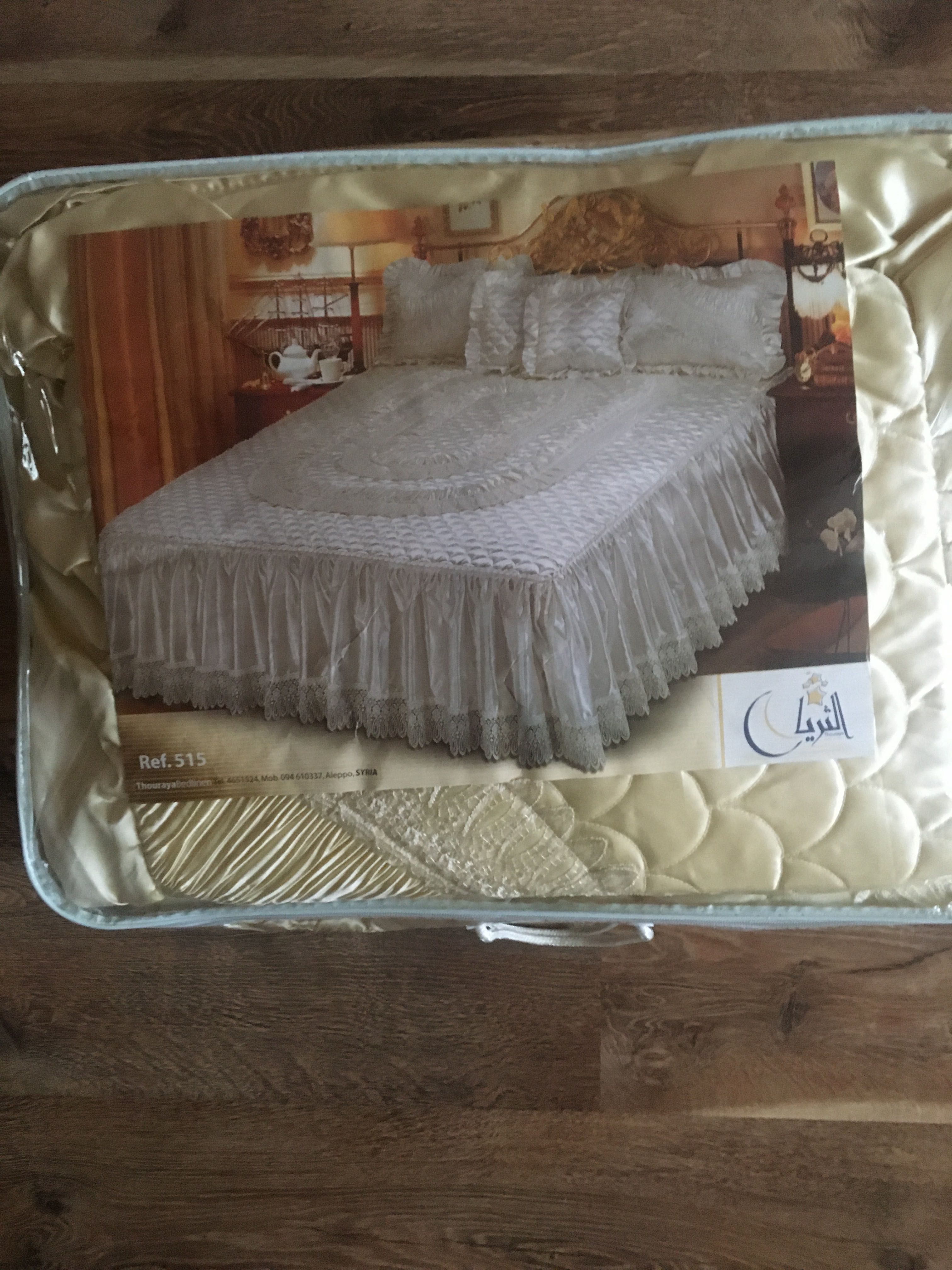 Подковывало и декоративные подушки для кровати