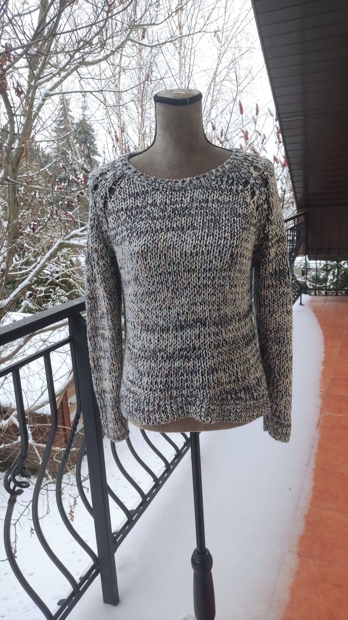 Piękny sweter z dzianiny rozmiar M