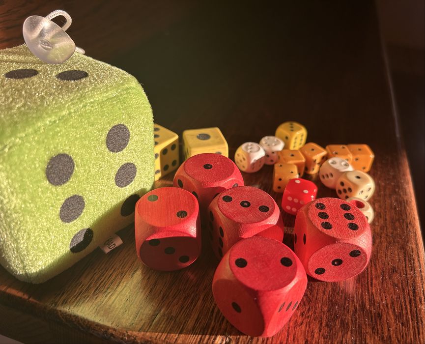 20 kolorowych kostek do gry w różnych rozmiarach