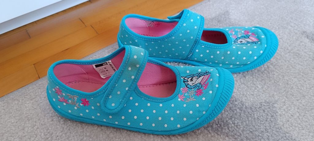 Kapcie MB, r. 35, buty po szkole, ciapki