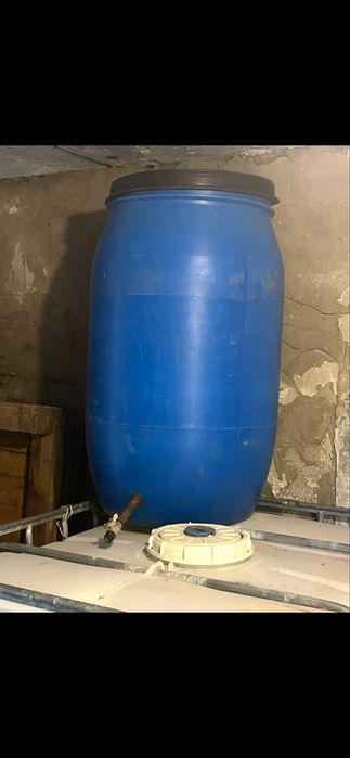 Пластиковая бочка 200 л.(пищевая) с краном.