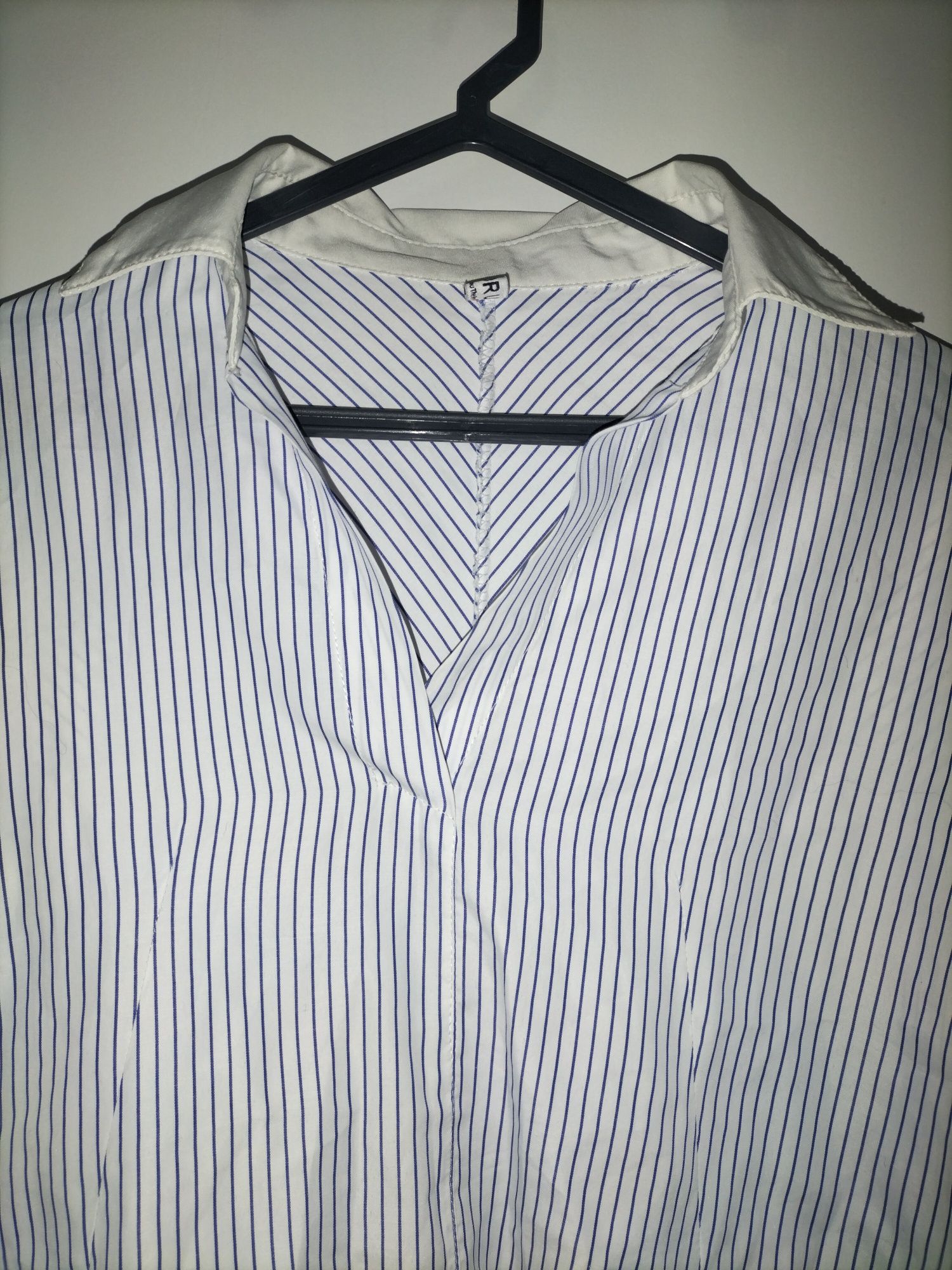 Blusa às riscas azuis e brancas