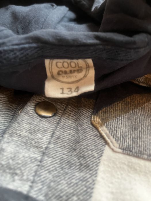 Dżinsowe joggery i koszula z kapturem