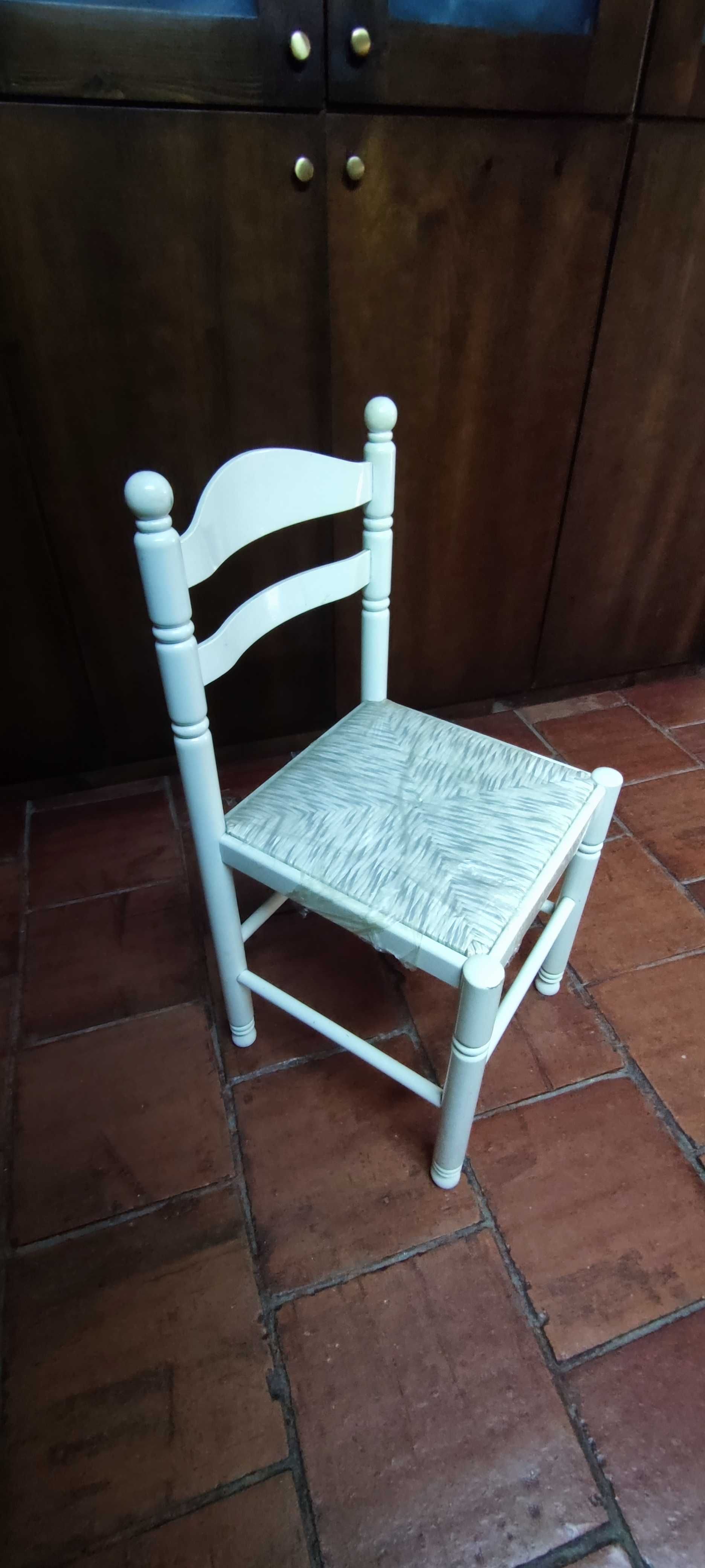 Mesa de cozinha madeira + 4 cadeiras e 2 bancos em bom estado