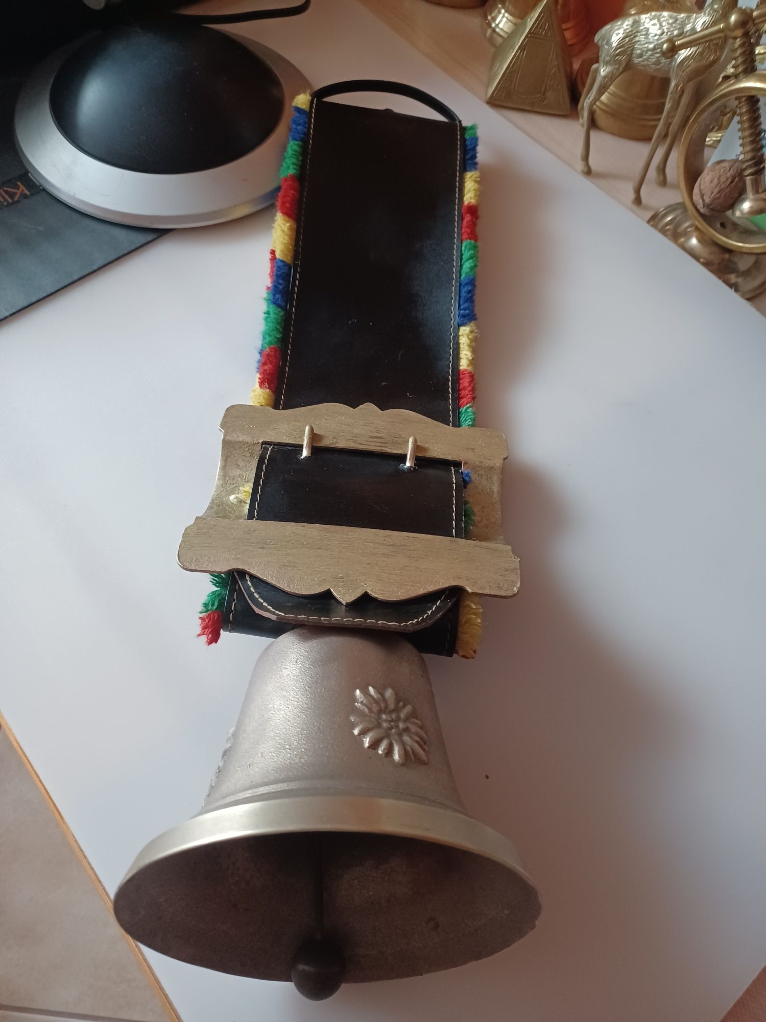 Krowiak. Piękny, mosiężny dzwonek.