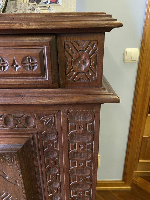 Movel em madeira maciça trabalhada