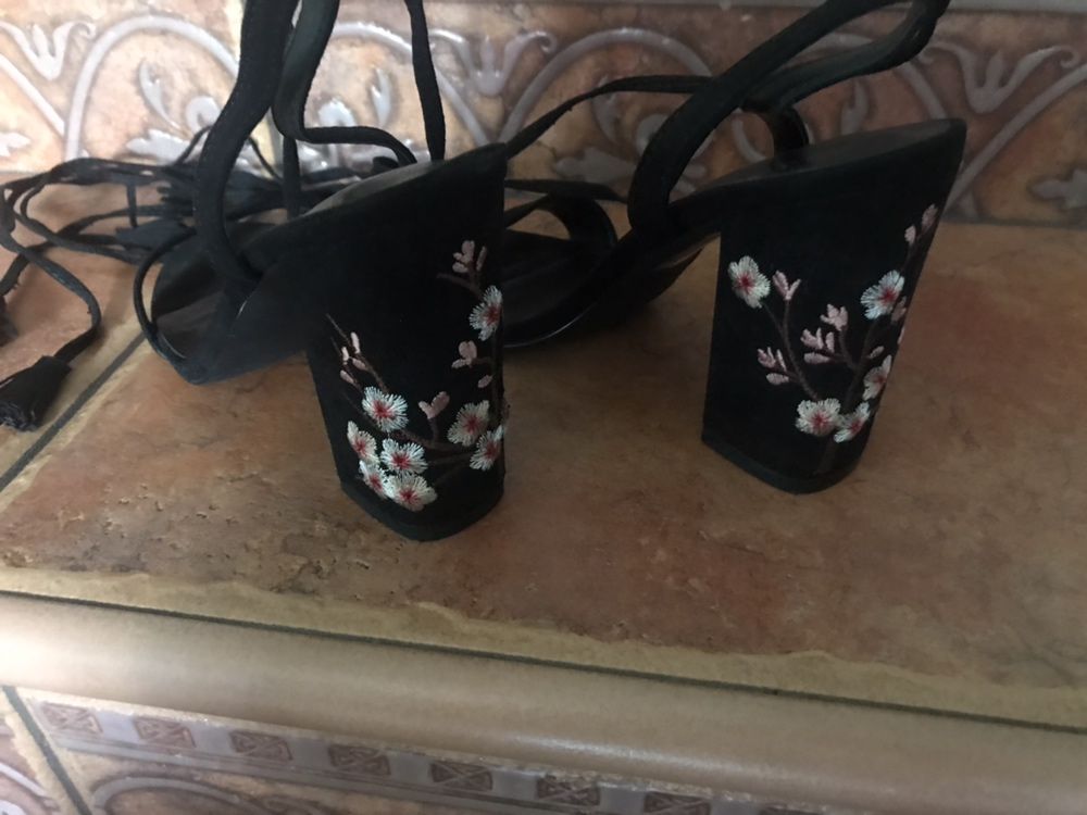 Sandały z haftowanymi kwiatkami na obcasie r.37