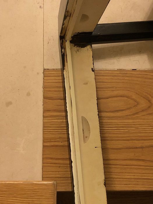 Mesa de centro com tampo em pedra amarela