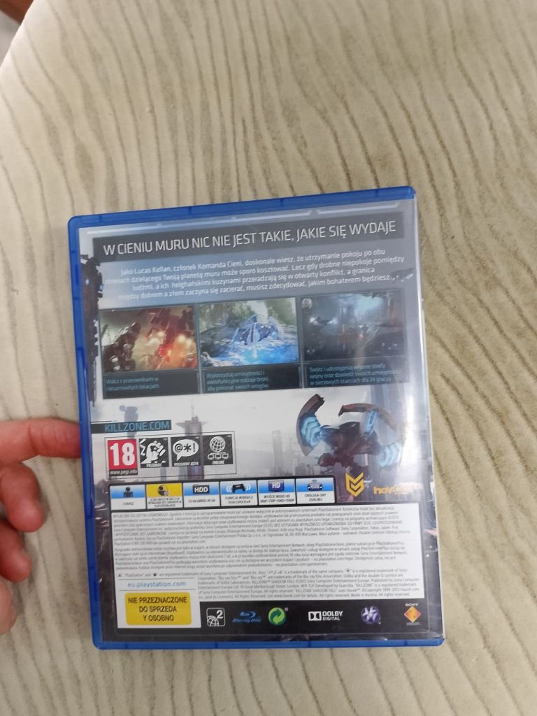 Dwie gry na ps 4.