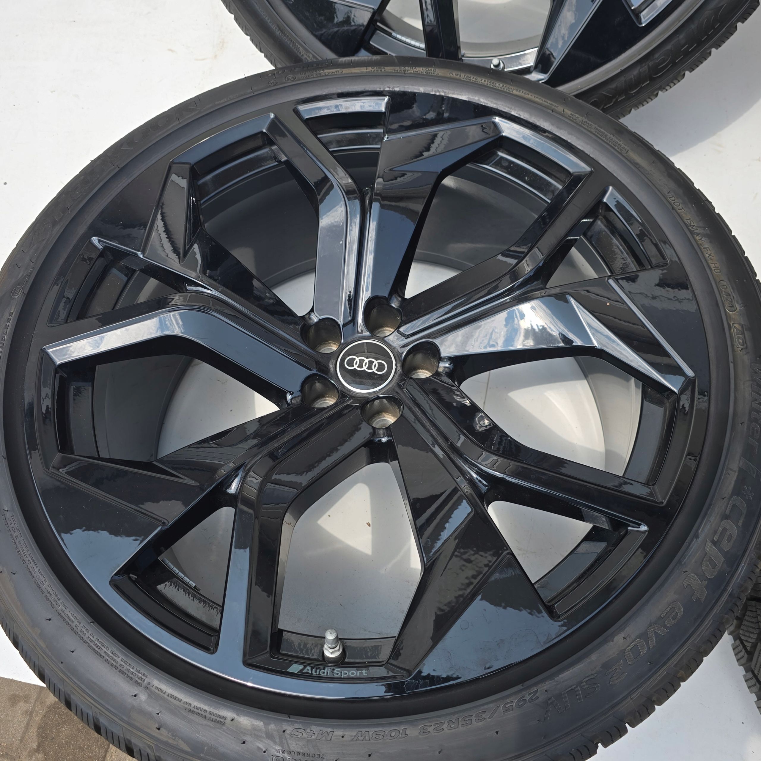 Audi Q8 SQ8 Audi Sport 5X112 295/35R23 108W ET18 4X