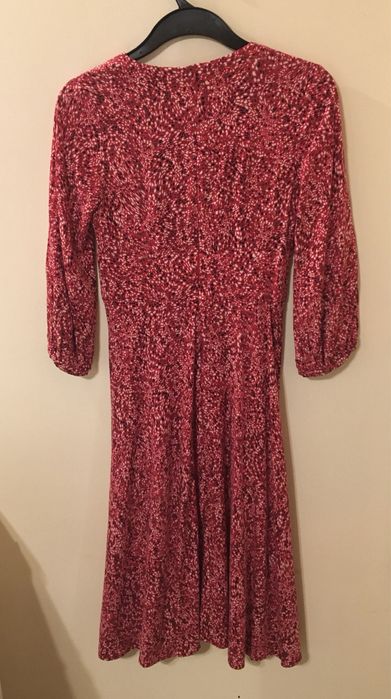 Czerwona sukienka midi do połowy łydki dekolt v kopertowy Mohito 34 X