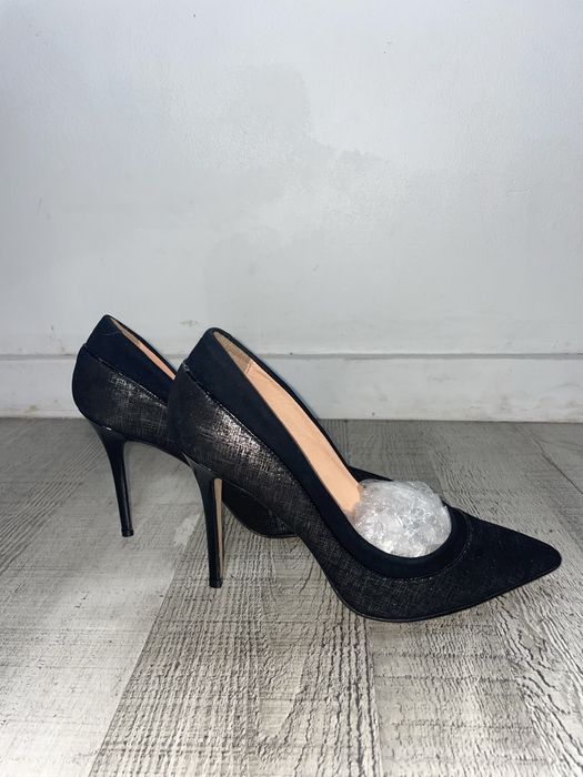 Saltos altos em pele