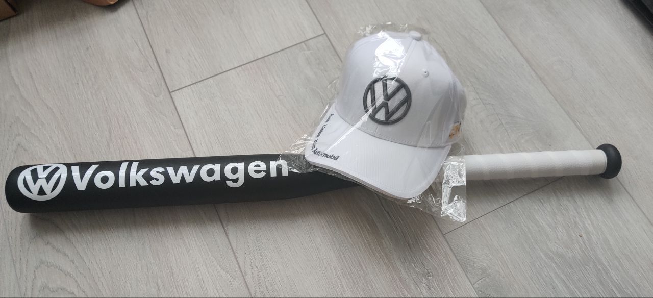 Бейсболка + Бейсбольна бита з логотипом VW