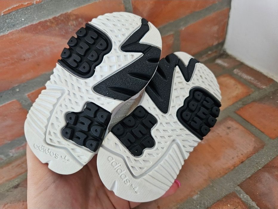 Tenis brancos - Adidas (tam 19) optimo estado 

Tenis com pouco uso, e