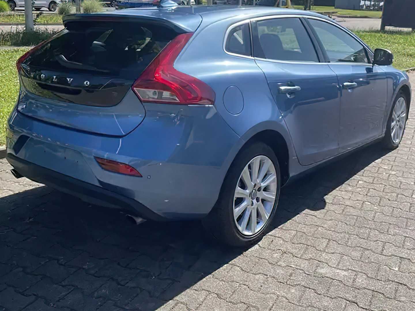 Volvo V40   2016
