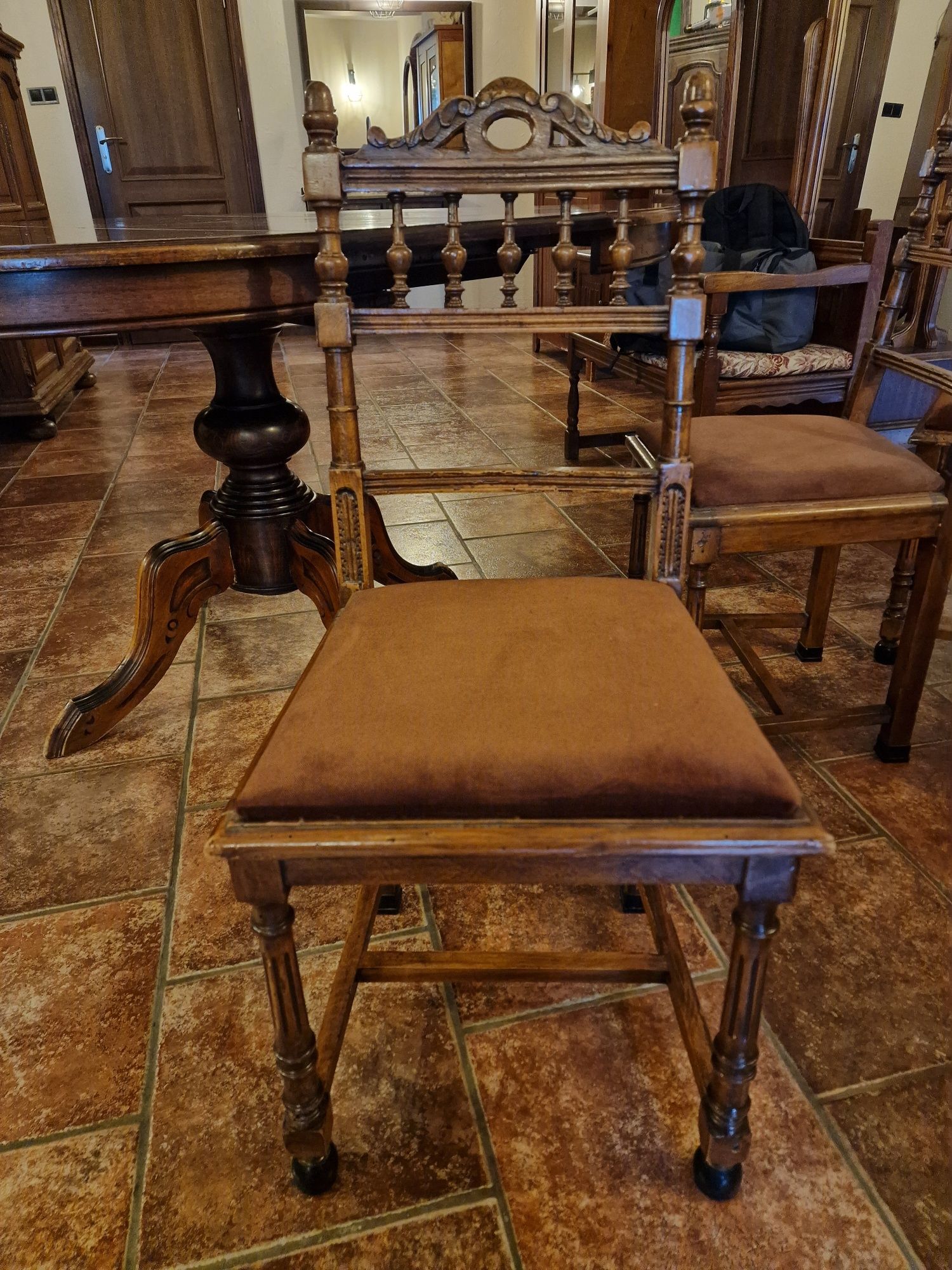 Okrągły rozkładany stół plus 4 krzesła drewno