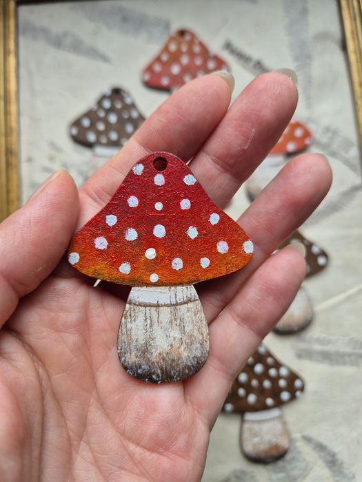 Magiczny jesienny wisiorek z drewna malowany ręcznie rękodzieło