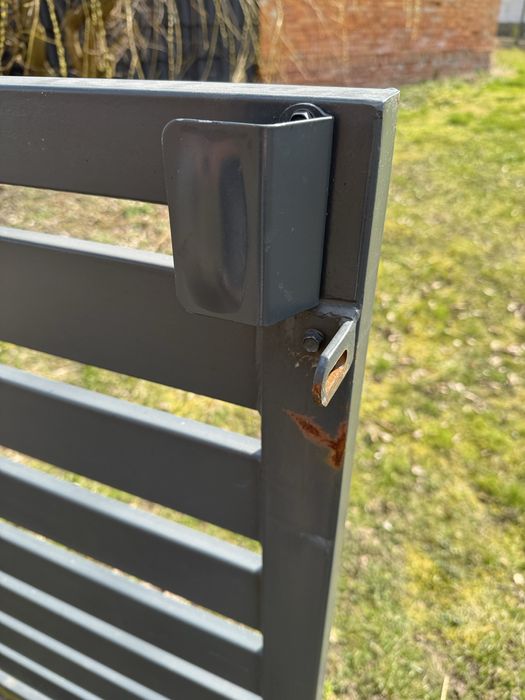 Stalowa brama z furtką