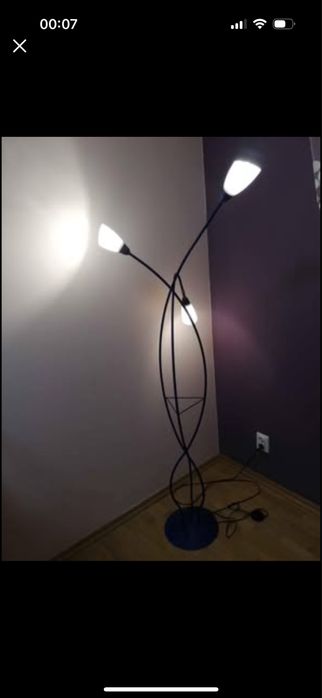 Lampa podłogowa w kolorze niebieskim, jedna z części jest regulowana