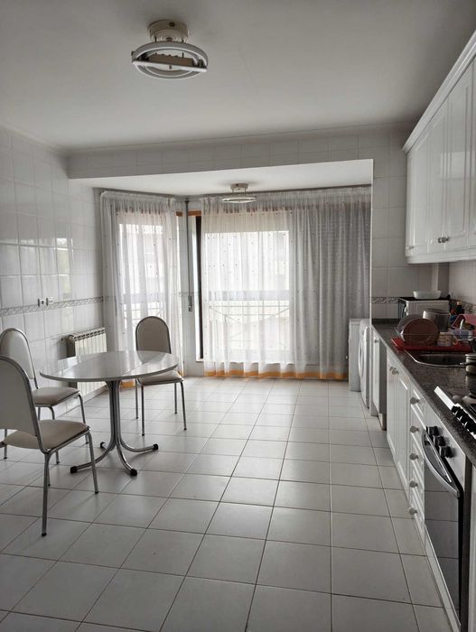 Arrenda-se quarto a estudante universitária