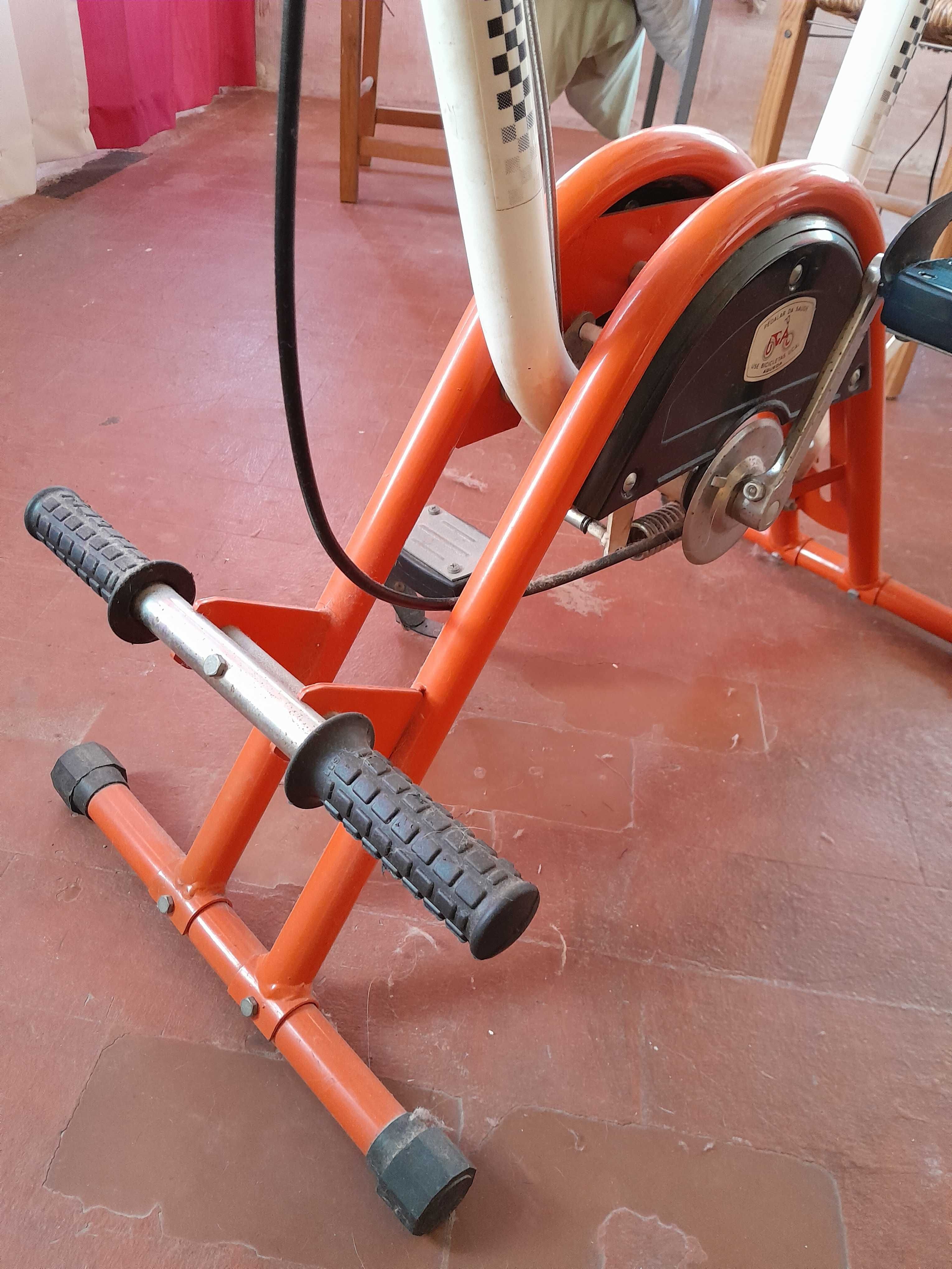 Bicicleta fixa para pernas e alongamento de coluna