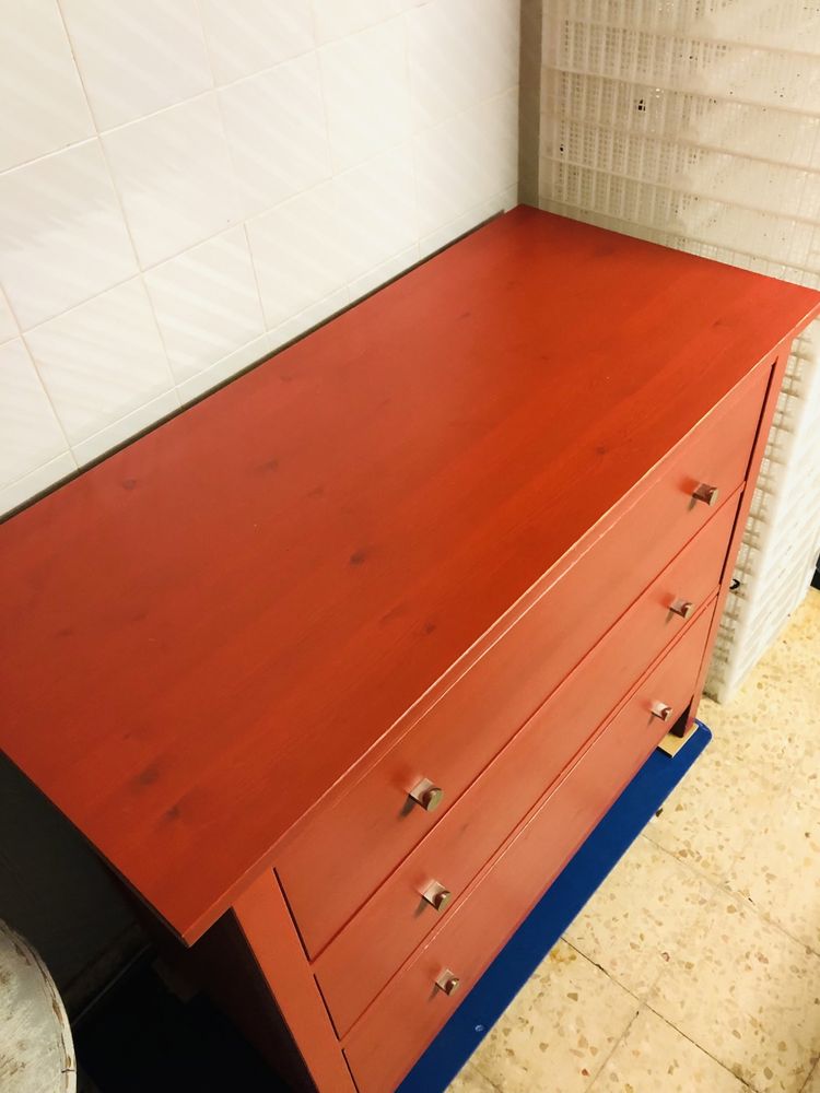 Cómoda Hemnes Ikea vermelha