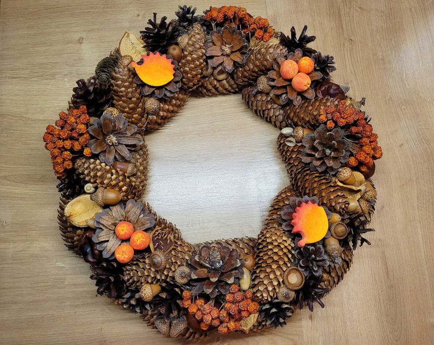 Bożonarodzeniowy wieniec z  szyszek na naturalnym podkładzie 50 cm