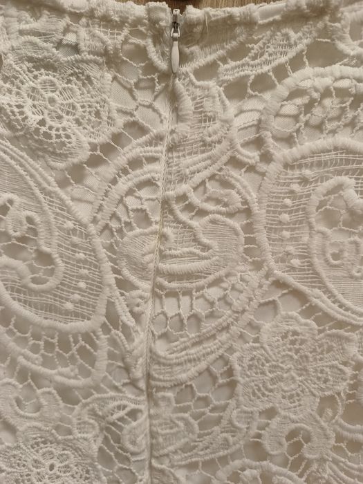Markowa biała koronkowa sukienka Amisu w rozmiarze 38/M