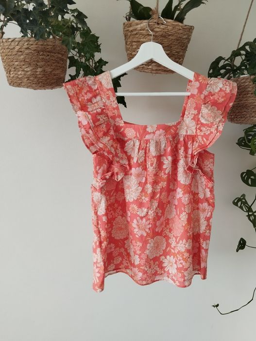 Letnia bluzka w kwiaty, z falbankami, top, zwiewna, różowa, na wakacje