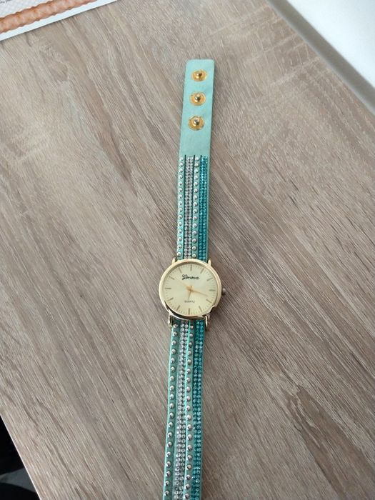 Miętowy złoty zegarek damski z diamencikami