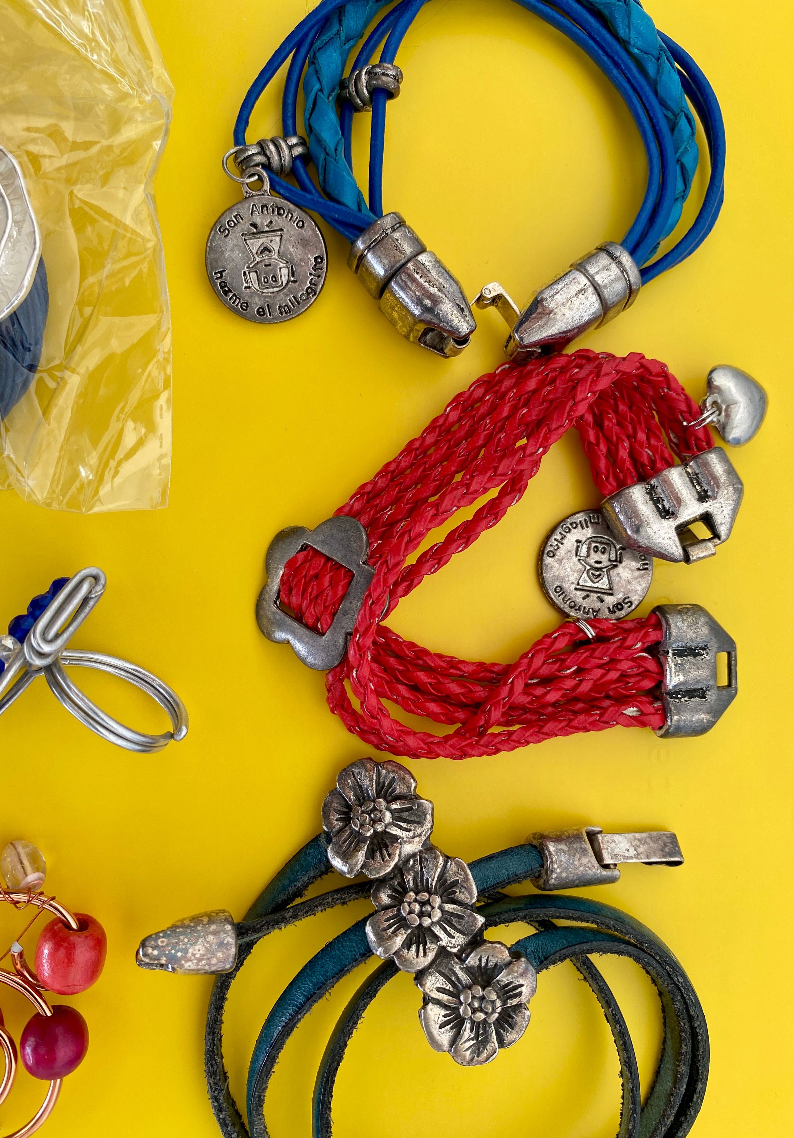 Lote de Pulseiras e colares,  anel e pregadeira barato