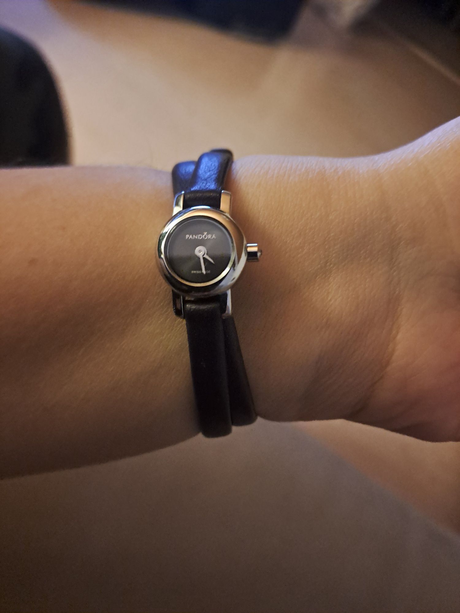 Zegarek Pandora z czarnym diamencikiem