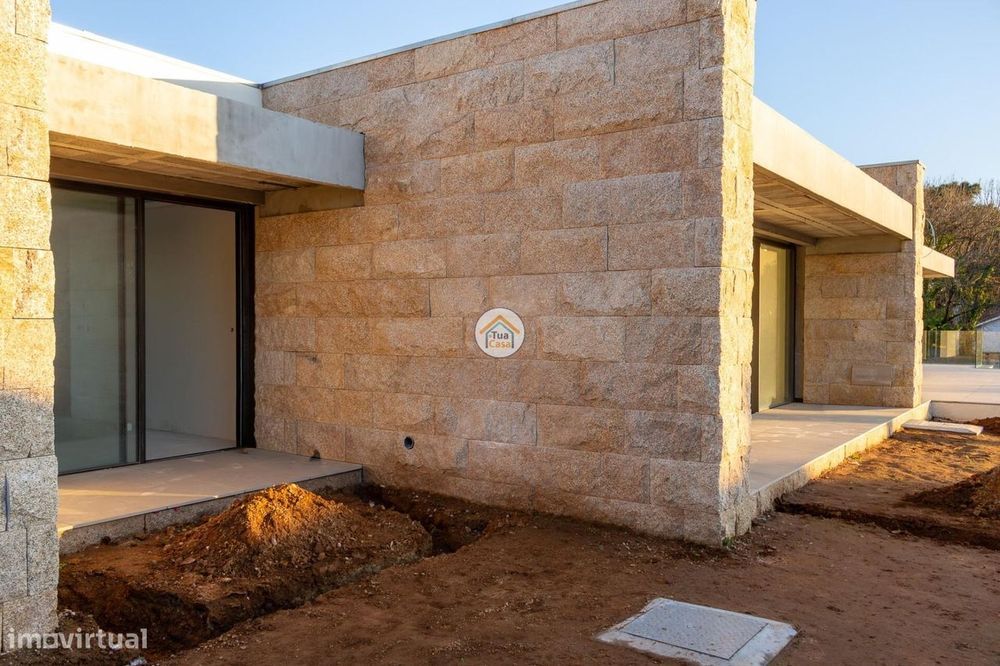 Moradia T3 com Piscina na Granja – Três Suítes, Eficiência e Confor