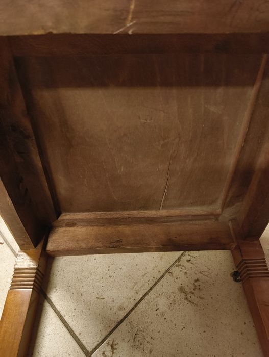 Stare krzesło drewniane