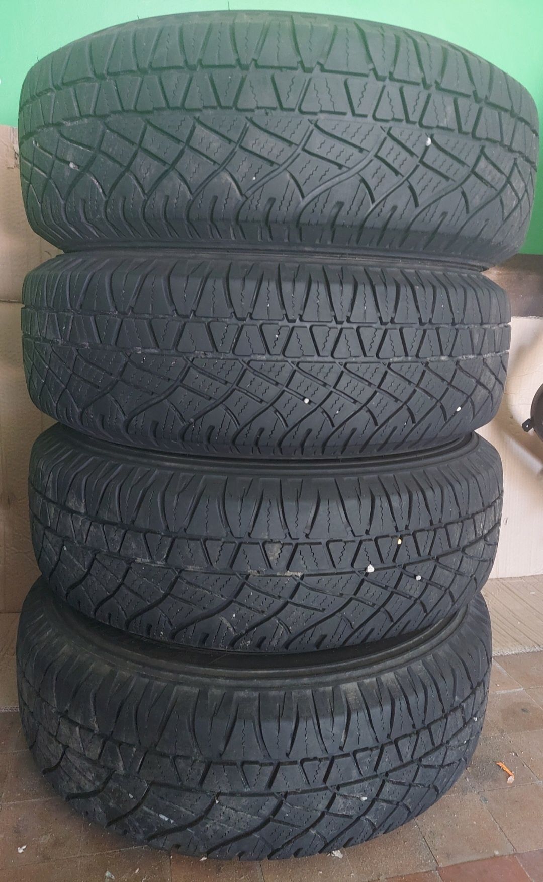 Продам резину  215/70-16  104H XL.