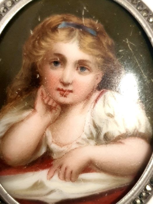 Antiga pregadeira em prata com amoroso retrato em pintura à lupa