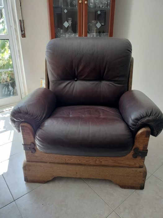 2 Cadeirões rústicos em couro e madeira maciça