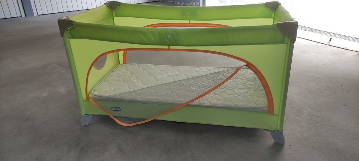 Cama de viagem Chicco com colchão de molas Bebecar