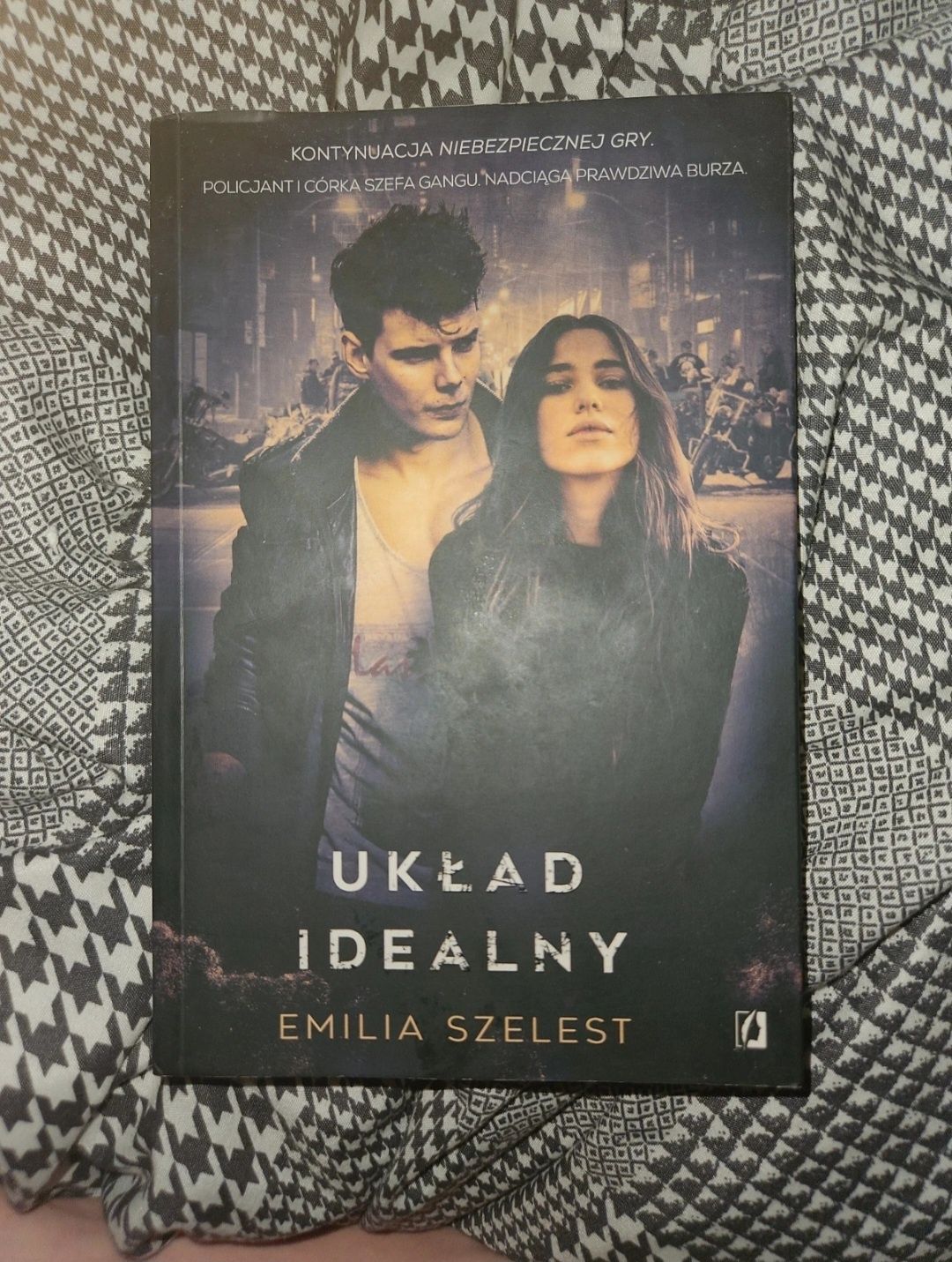 Emilia Szelest "Układ idealny"