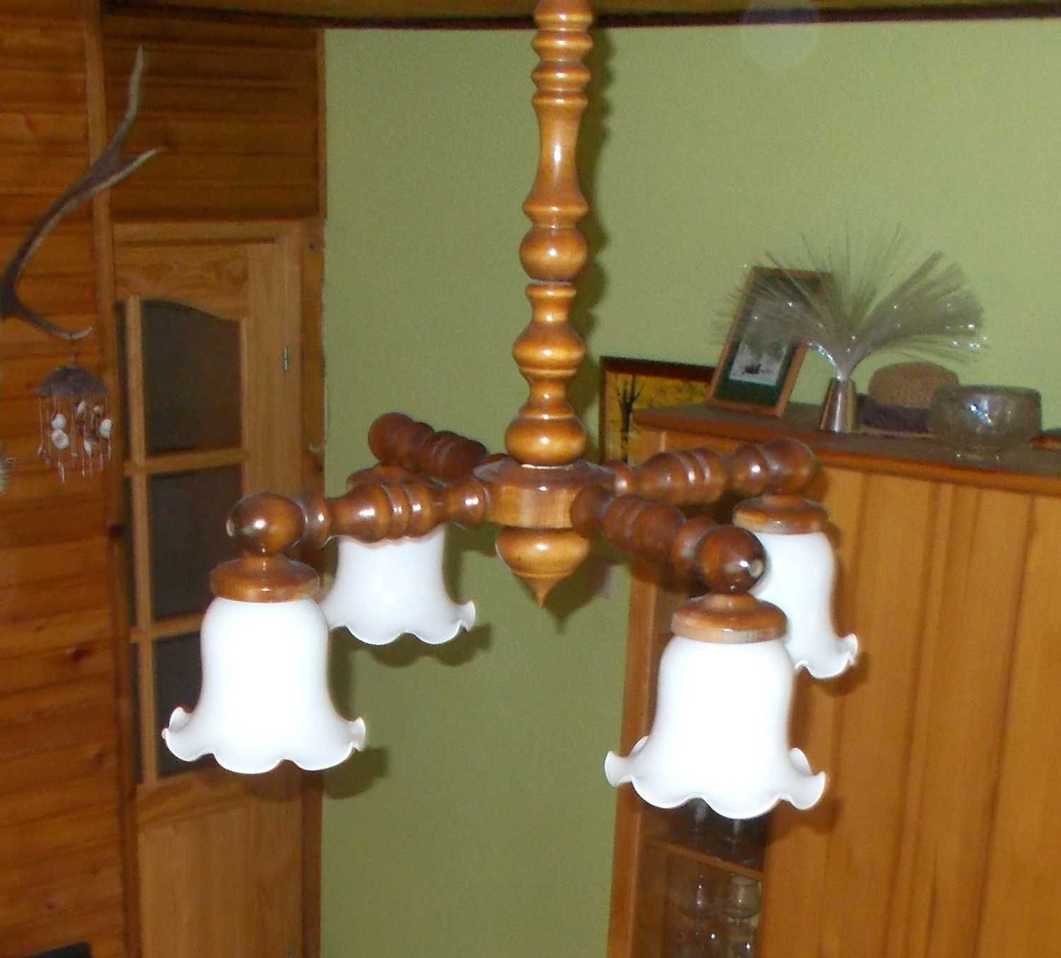 Drewniana lampa wisząca sufitowa 4 klosze szklane