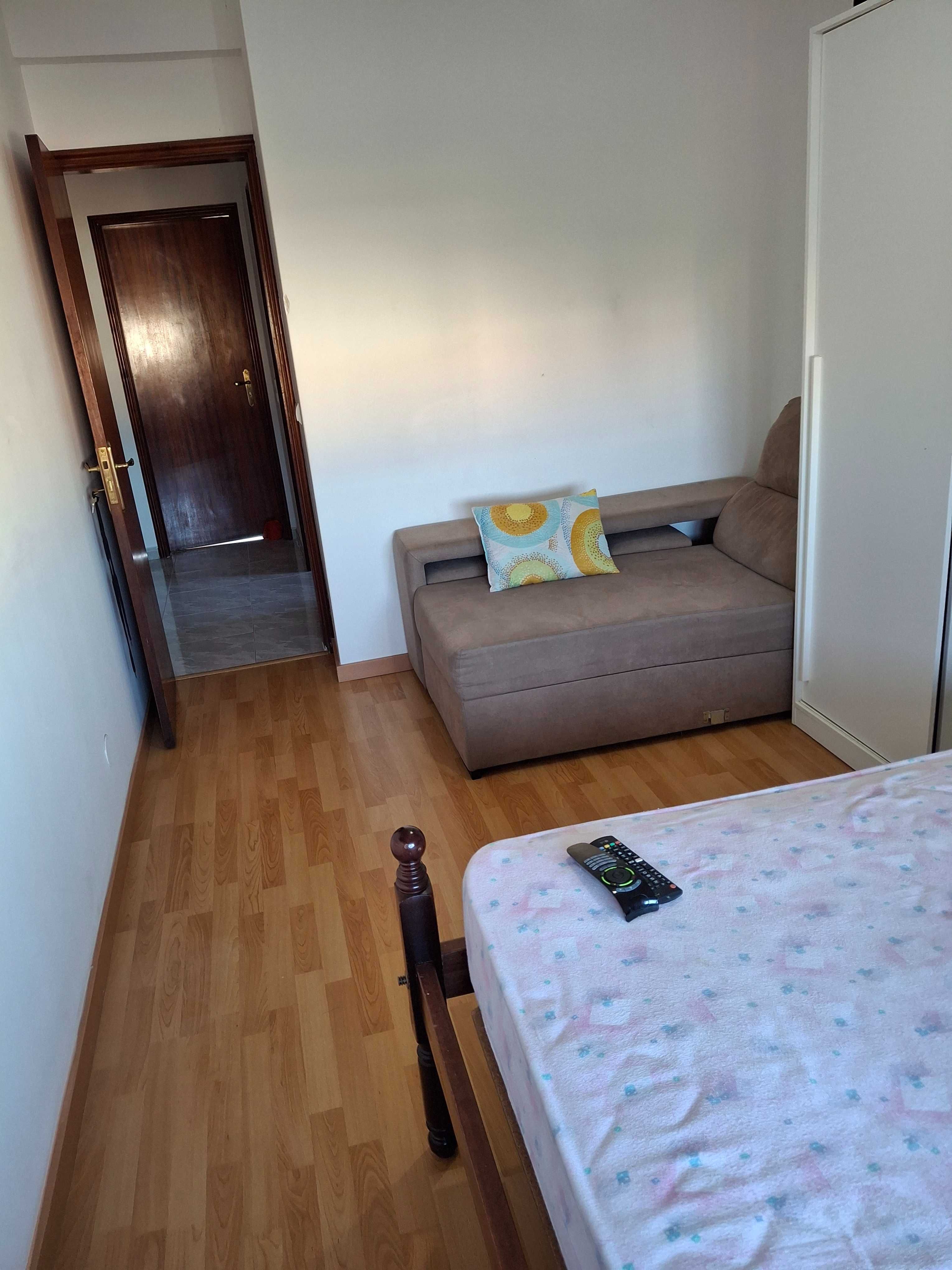 Alugo quarto em amora