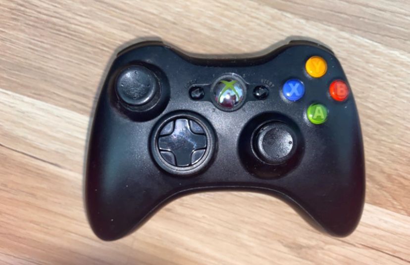 Xbox 360 : zestaw gry konsola, pad oraz kinect (kamerka)