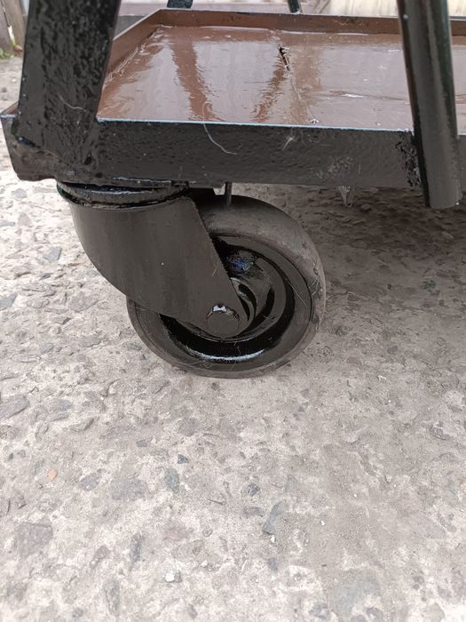 Продається тачка з двома поворотними колесами.