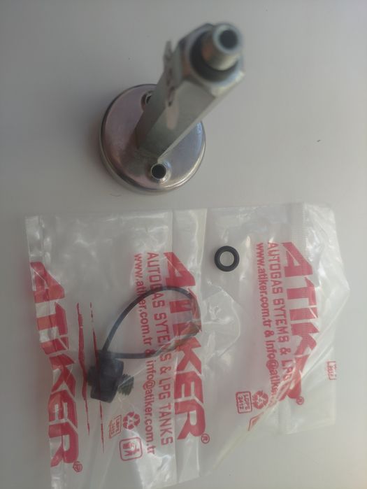 Адаптер Tomasetto к ВЗУ в лючок длинный.