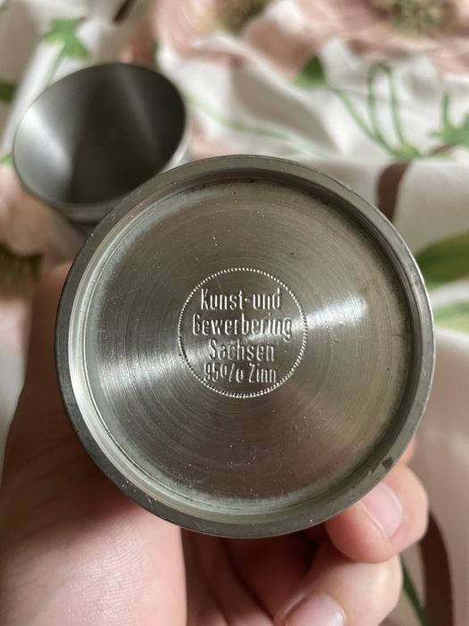 7 starych kubków z cyny