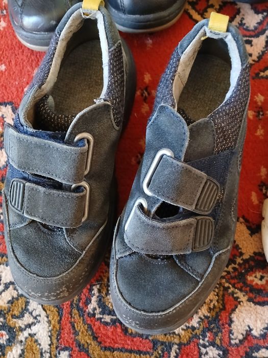 Подарую взуття та одяг