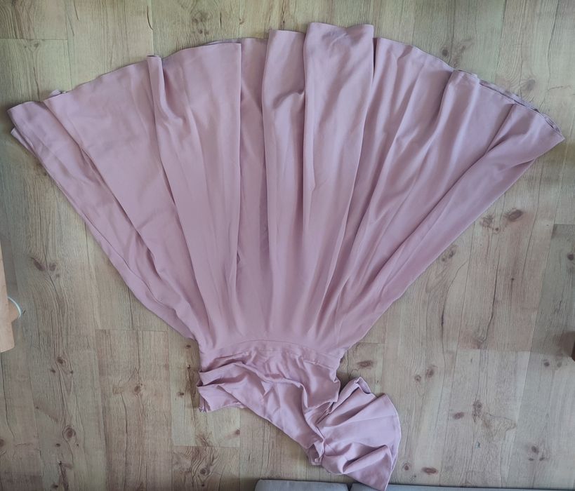 Pudrowo różowa sukienka na jedno ramię rozkloszowana L